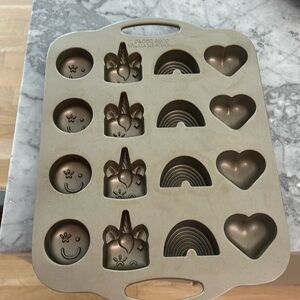 Williams Sonoma Flour Shop Rainbow and Unicorn Cupcake Candy Baking Pan!